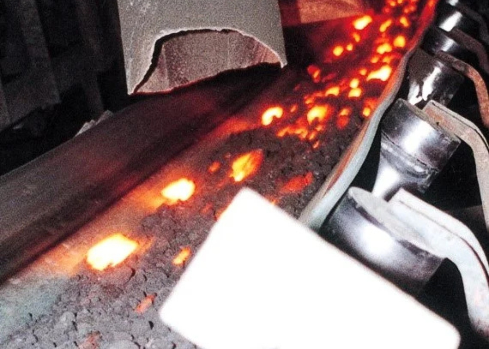 Heat resistant conveyor belts handling hot material